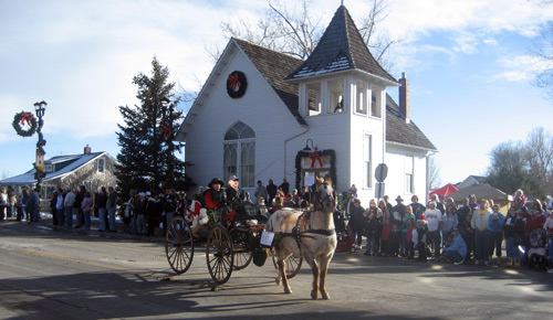 horse and carriage in front of ruth chapel on mainstreet